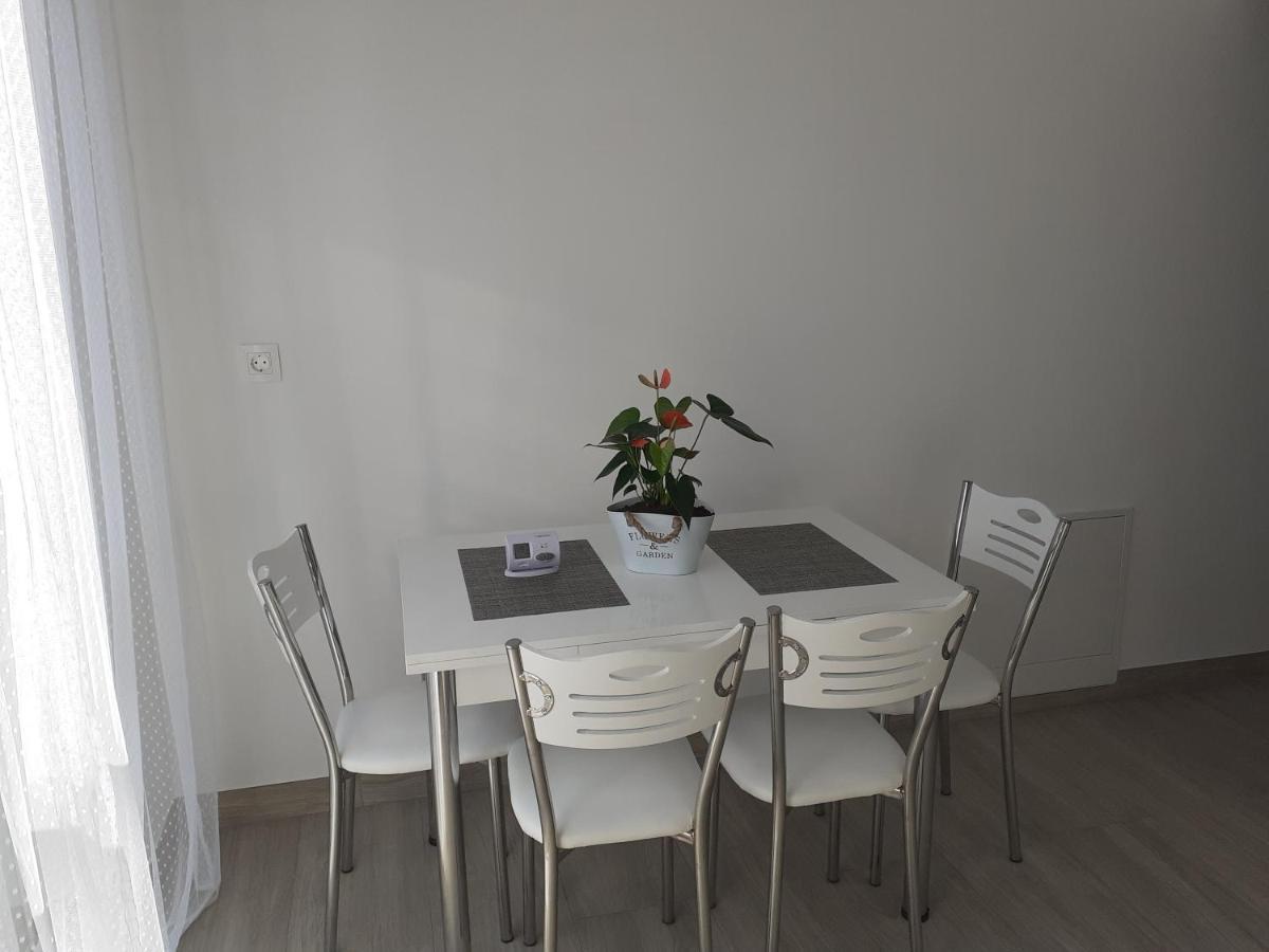 Sara Apartman Livezeni  Екстер'єр фото