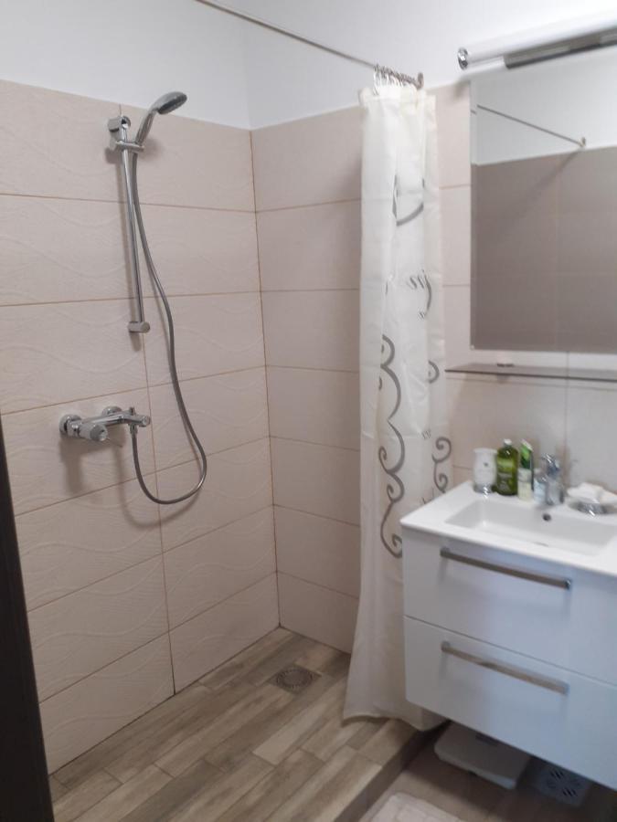 Sara Apartman Livezeni  Екстер'єр фото